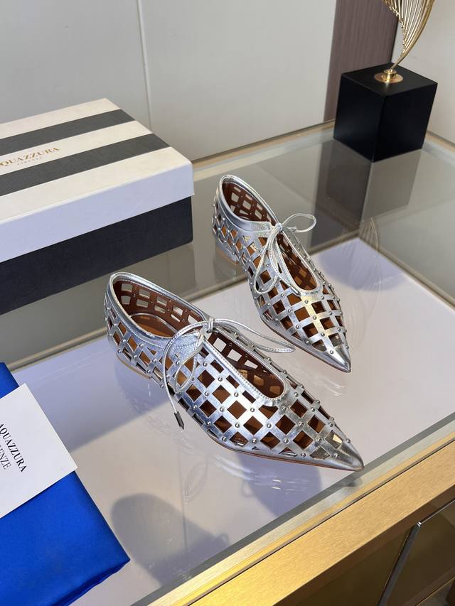 Aquazzura 菠萝 **挣脱束缚，踩出态度！** 这双平底凉鞋，是欧美街头的率性缩影。**简约廓形**遇见**闪耀铆钉**，碰撞出硬核的时尚火花。鞋面精选