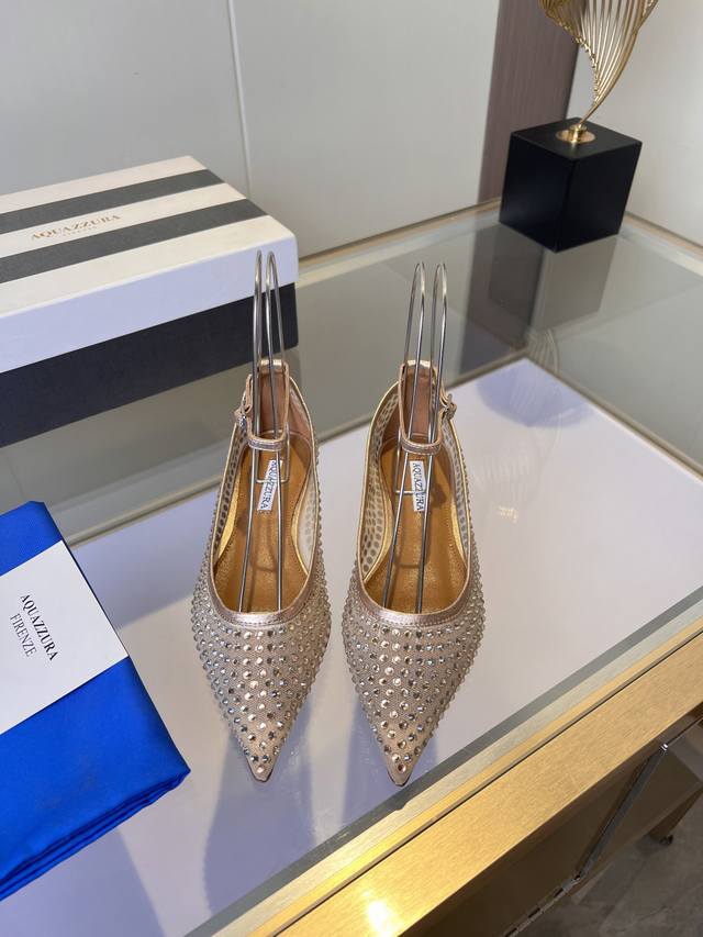 Aquazzura 菠萝 **每一步，都是心动的回响。** 当圣洁的纱裙轻舞，当目光聚焦于你，脚下的光芒，便是你无声的宣言。这不仅仅是一双鞋履，更是一件为重要时