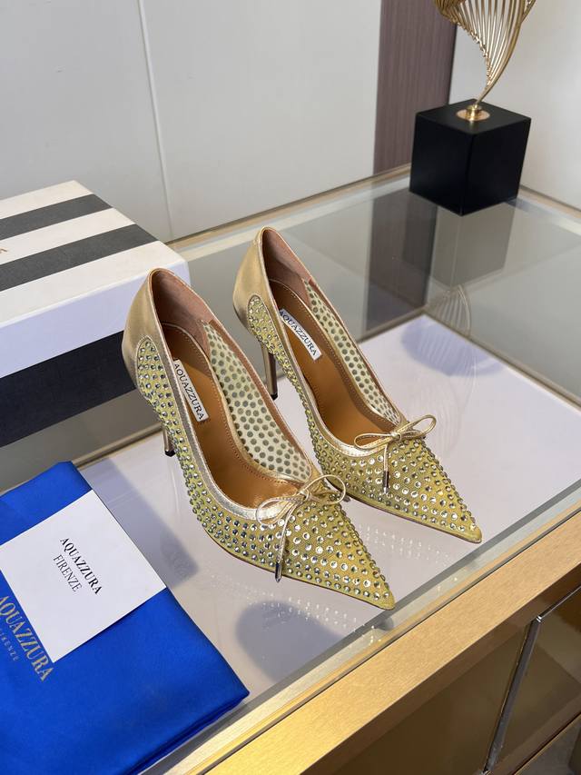 Aquazzura 菠萝 **每一步，都是心动的回响。** 当圣洁的纱裙轻舞，当目光聚焦于你，脚下的光芒，便是你无声的宣言。这不仅仅是一双鞋履，更是一件为重要时