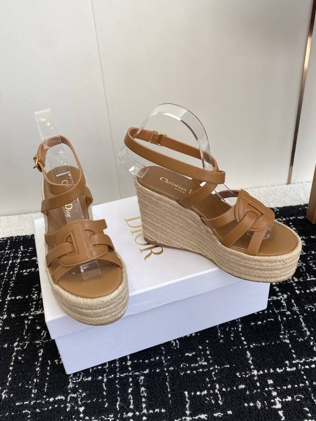代购级 Dior 迪奥 25Ss 夏季高版本新款 厚底拖鞋 简约超级百搭. 上脚完美奢华可任意搭配春夏服饰. 脚感更是舒适！材质原版完美复刻. 原版拆解开模.