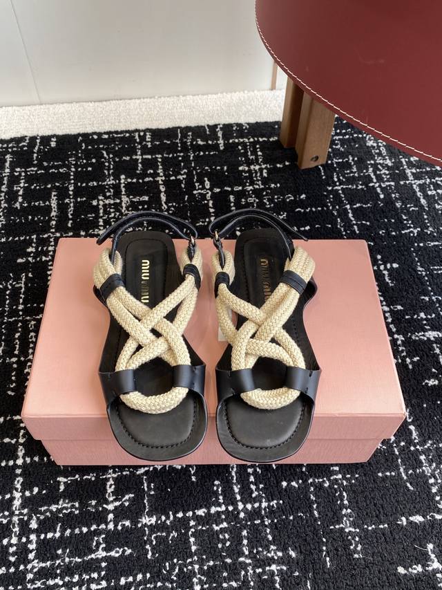 代购级 Miumiu缪缪 25Ss仙女简约风平底凉鞋 夏季百搭款 舒适又好穿，上脚显白 怎么穿都好看，今夏时髦精最爱 全球最火平底凉鞋， 出现在各大时装杂志封面