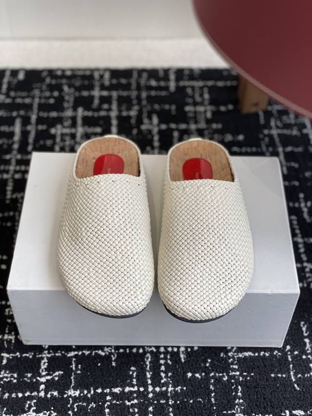代购级 Therow 25Ss 春夏博肯 真软木潮流时尚 系带 休闲 包头拖 人体工程学设计符合脚形的脚床，软木材质穿着超级轻便舒适，楦形线条优美，做工精致，长