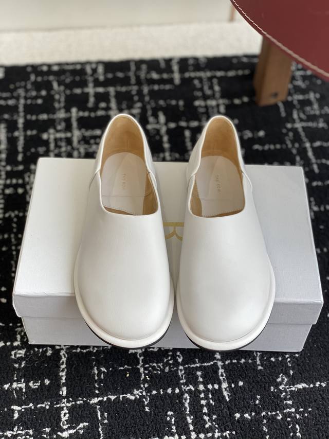 代购级 The Row 25Ss 春夏新款 极简乐福鞋 麂皮 单鞋 这款是Row经典款的改良，鞋底加厚，了三分之一，脚感会舒适不少，脚掌视觉上加宽了，更具松弛感