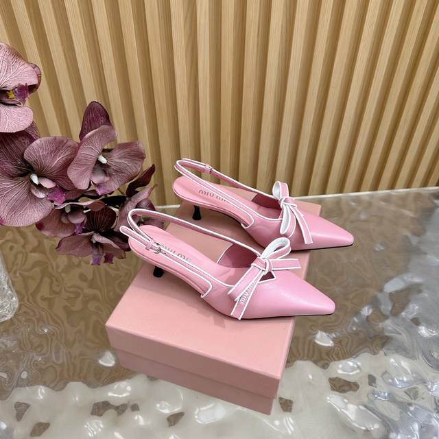 222 缪 缪 新款蝴蝶结少女蝴蝶结高跟系列上新Miumiu ★★★★★ 巴黎时装周最新走秀款，舒适度与时髦度并存的开挂全新系列，尖头与圆头设计搭配不同风格需求