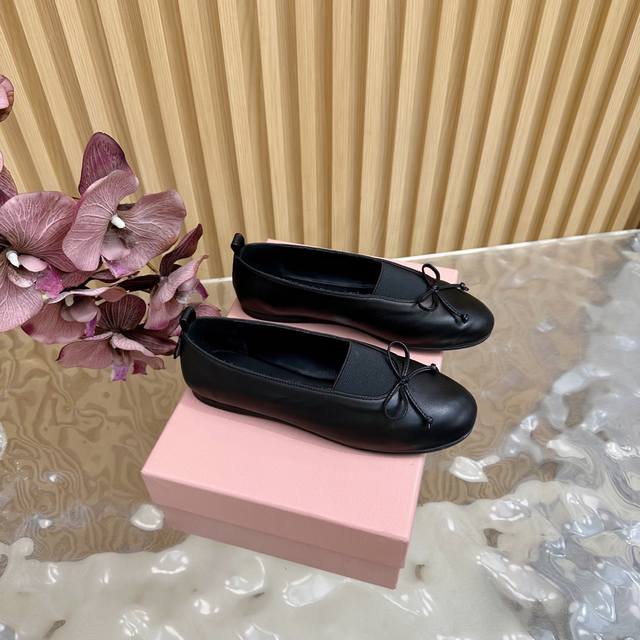 Miumiu缪缪2025春走秀新款一脚蹬懒人玛丽珍芭蕾舞鞋 官方春夏走秀新款，时髦百搭，无论光脚穿还是搭配袜子穿都超级百搭！原版一比一开发 鞋面：定制进口牛皮