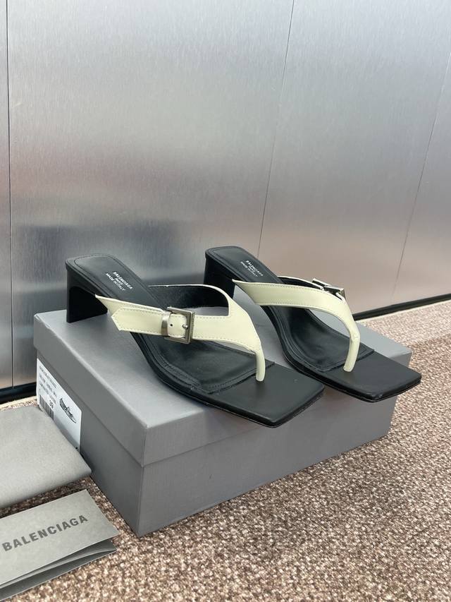 工厂P价P Balenciaga 2025春夏新款方头粗跟金属皮带扣女鞋 巴黎世家字母Logo五金扣高跟夹趾人字拖鞋 材质:鞋面定制进口小牛皮+混种羊皮里+意大