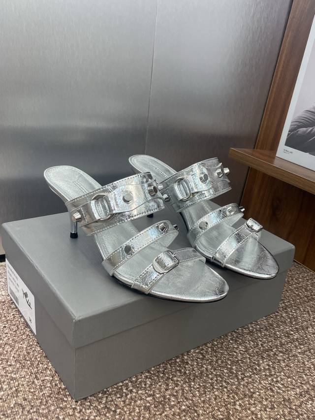 工厂P价P Balenciaga 2025专柜春夏新款果冻色圆头中跟朋克风格金属皮带扣女鞋 巴黎世家字母Logo五金扣露趾凉拖鞋 材质:鞋面定制进口小牛皮+混种