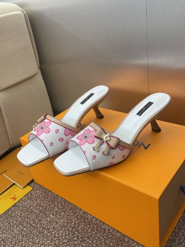 Louis Vuitton 2025春夏新款猫跟蝴蝶结果冻色女鞋 Lv 字母Logo五金扣方头拼色凉拖鞋 材质：鞋面进口环保透气老花皮+水染羊皮内里+意大利真皮