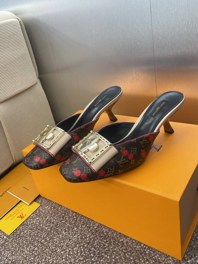 Louis Vuitton 2025春夏新款猫跟果冻色女鞋 Lv 字母Logo五金扣方头拼色后空穆勒拖鞋 材质：鞋面进口环保透气老花皮+水染羊皮内里+意大利真皮