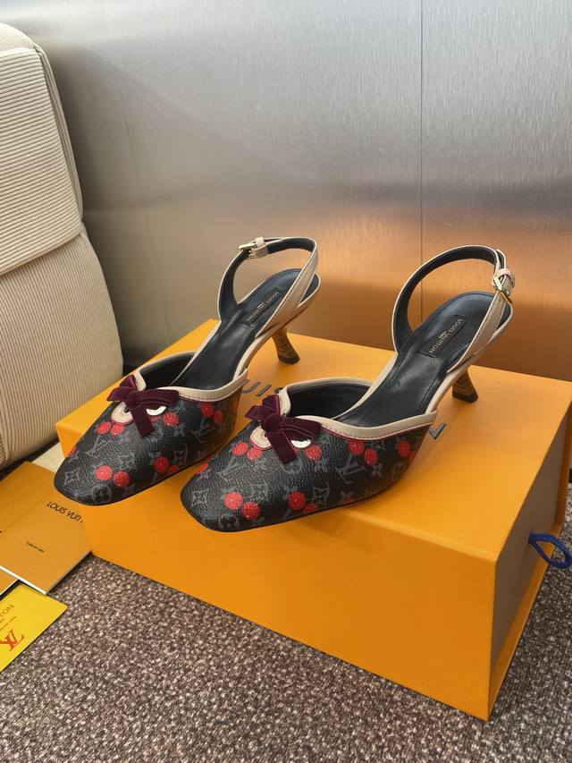 Louis Vuitton 2025春夏新款猫跟蝴蝶结果冻色女鞋 Lv 字母Logo五金扣方头拼色后空凉鞋 材质：鞋面进口环保透气老花皮+水染羊皮内里+意大利真
