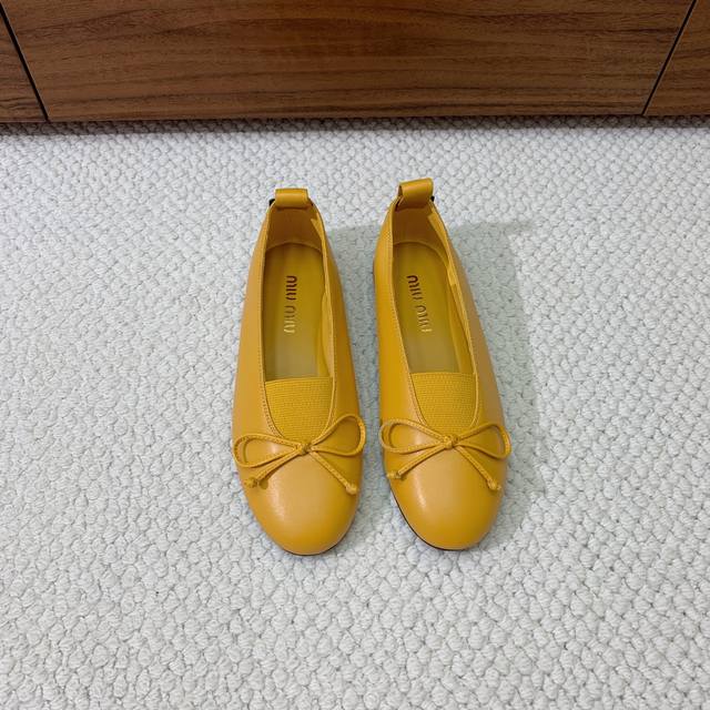 Miumi*蝴蝶结单鞋。优雅婉约，上脚超级舒服。鞋面定制进口羊皮，羊皮内里及垫脚。原版成型大底 码数：35-40 40定制不退换 批：