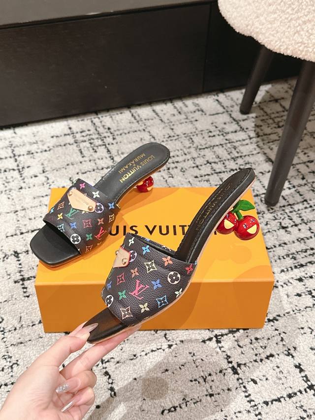顶级版本 Lv 25 Ss 路易威登最新款 独家私模樱桃跟 本款莉莉凉拖出自路易威登×村上隆复刻系列，Lv X Tm 9Am平底拖拥有瞩目线条，点明路易威登 X