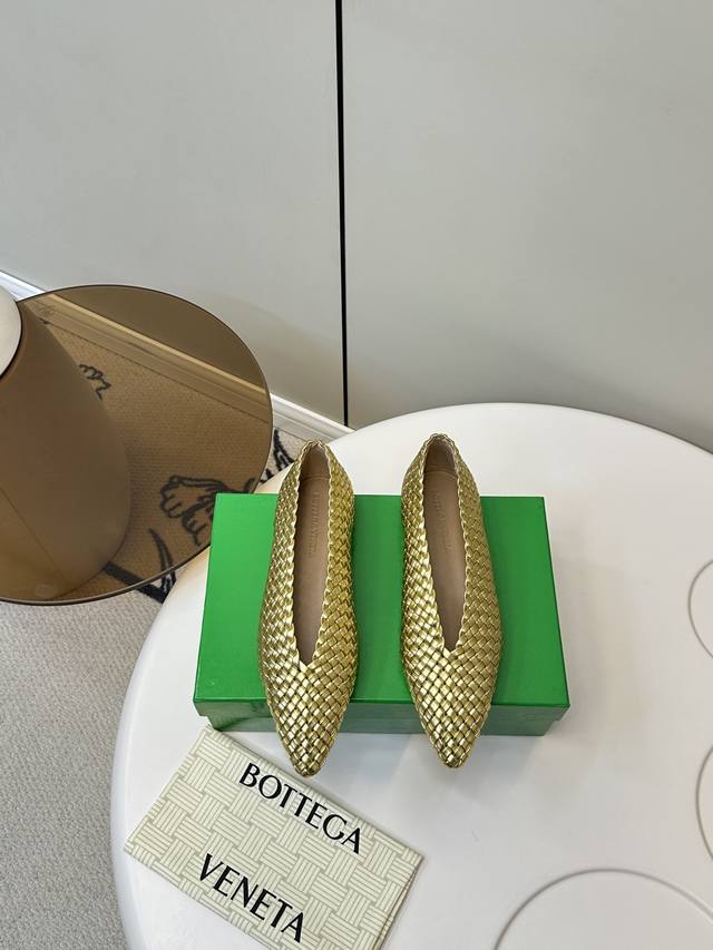 Bv｜葆蝶家25新品热潮网红编织奶奶鞋 2025 Bv今年大热每一款都设计感满满，这款编织鞋一定不要错过 Bv经典编织风格、非常时尚、脚感非常强，完全不想脱掉，