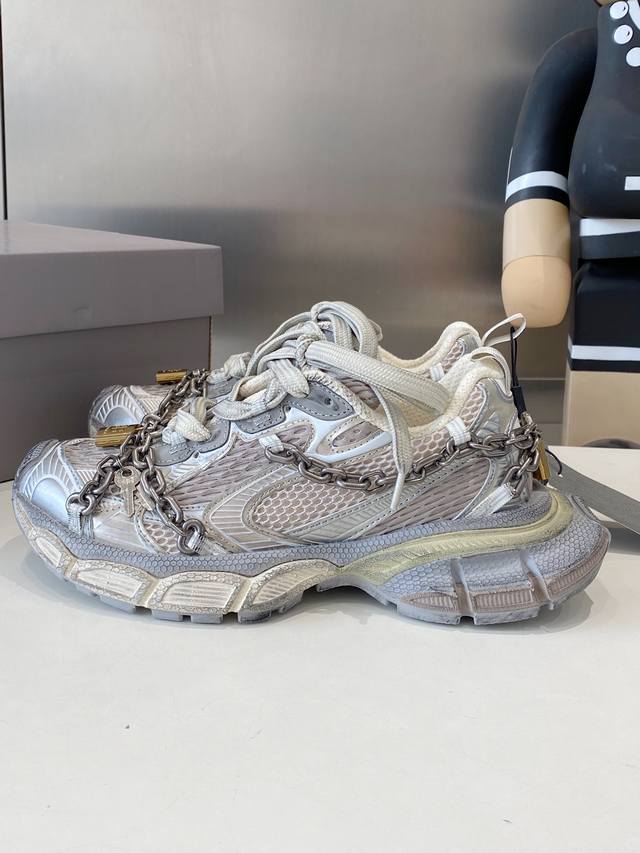 出厂 情侣款巴黎世家Balenciaga Share 3Xl 锁头系列 浅米黑色鞋面，高级感拉满，搭配独特链条设计，链条上精致的金色锁扣，时髦又个性，街头感一秒