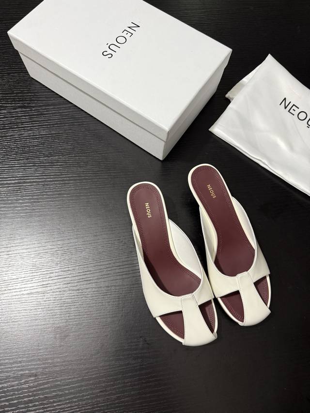 P： Neous 新品 代购级别 简单不失性感 随意搭配都撩人 鞋面进口小牛皮 内里进口小牛皮 进口真皮大底 35-39 40定