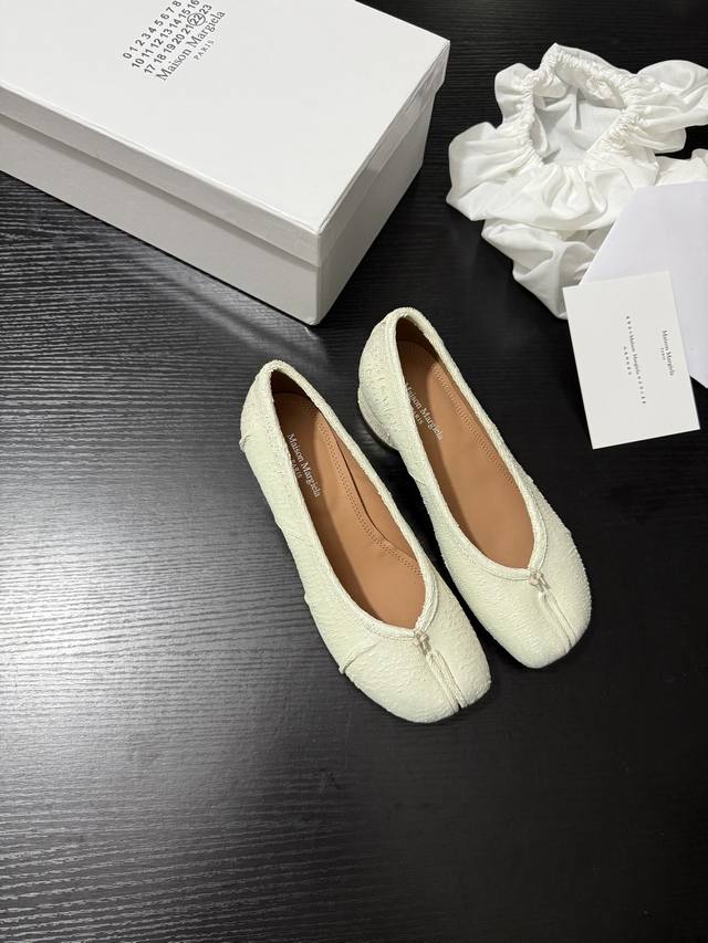 白色P： 银色P：380 Maison Margiela*新品 被催爆的一款来啦～ 是优雅与时尚的完美融合 别致的鞋面纹理 细腻又独特 彰显非凡品味 复古中透着