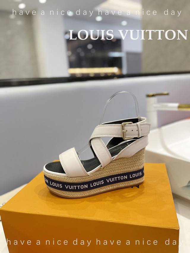 价格P： Louis Vuitton 走秀款厚底凉鞋 香港原版购入一比一开模 今年的款式比去年增加了老花原素 显得更为大牌 皮面款采用原版仿旧打蜡牛皮 内里垫脚
