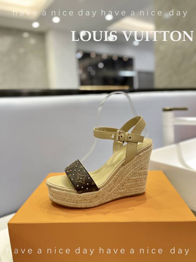 价格P： Louis Vuitton 走秀 款厚底凉鞋 香港原版购入一比一开模 今年的款式比去年增加了老花原素 显得更为大牌 老花元素面款 内里垫脚全羊皮 水台