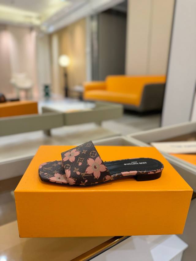 价格P： Louis Vuitton 2025款官网系列拖鞋！完美楦型、Lv最新压花电绣纹工艺、更显优雅气质、上脚舒适好看、女人味十足、时尚百搭、新原版倒模楦型