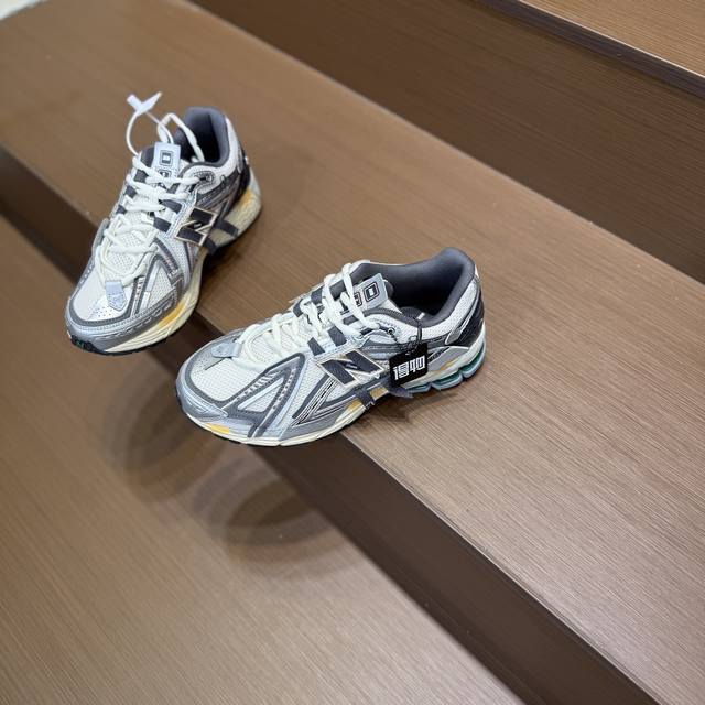 高版本 纯原P3020个版本1906系列New Balance休闲鞋 #采用轻质牛剖革拼接透气网眼衬垫织物鞋面材质 T-Beam大底提供足步弓支撑，保持步态稳定