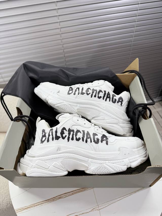 Balenciaga 最新情侣款系列；老爹鞋，运动鞋 通过做旧、3D打印、多层组合底、涂鸦等细节，用一双 旧鞋 传递设计师对复古风格的构想，完美展示了现代潮流与