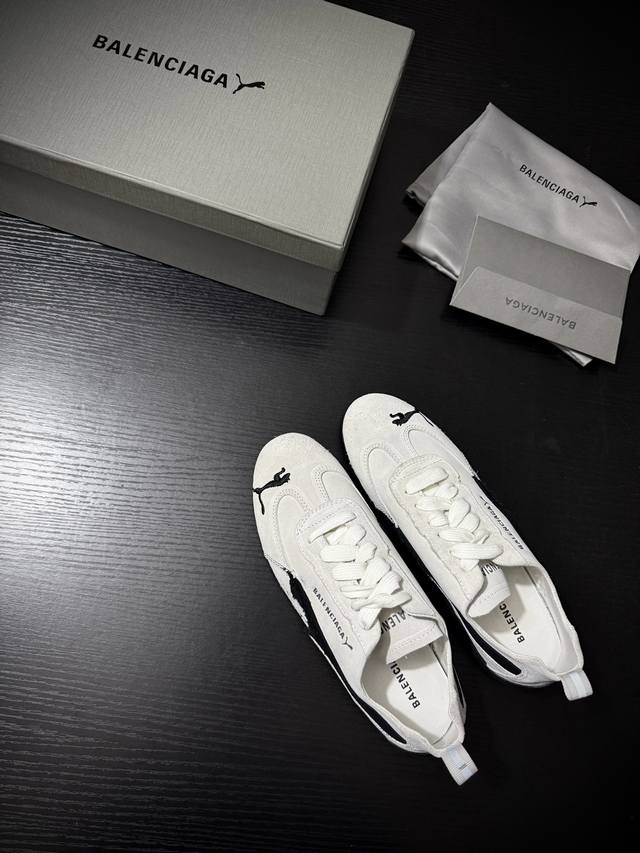 P： Balenciag* Puma 新品 联名新品 手工擦旧 经典鞋型碰撞先锋设计 麂皮质感自带高级氛围 黑标点缀打破单调 一脚蹬进时髦圈 走路都带潮人磁场
