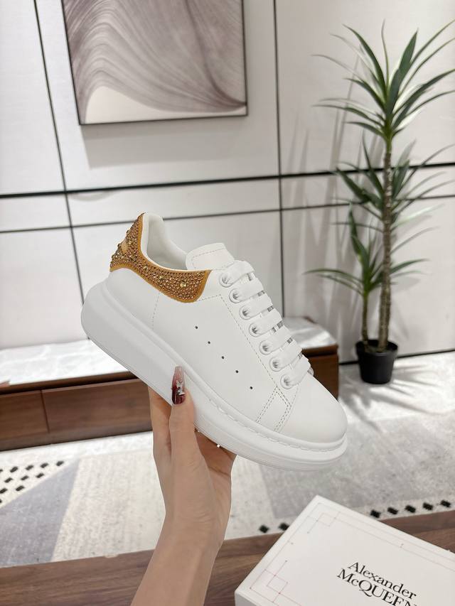 新款 钻尾 羊皮里 女 男 码数34-40 新款 钻尾 牛皮里 女 男 码数38-44 麦昆高品质顶级版Alexander Mcqueen 经典明星爆款百搭小白