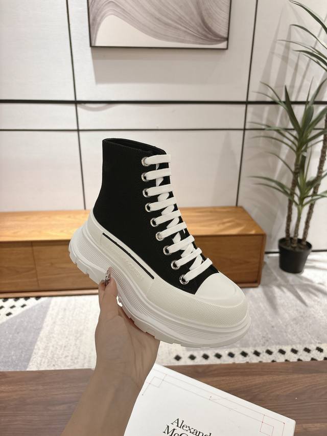 女款 男款 顶级品质，免检产品 带芯片！ Alexander Mcqueen 新款帆布系列厚底老爹鞋复古潮流逆天单品，极简风格 帆布，厚底，大头版型完全融合轮廓