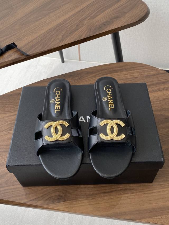 Chanel 小香 25Ss 春夏新品度假 羊皮 懒人拖 小香的一款全新设计 鞋面搭配双C五金装饰 简约百搭上脚超级美的 怎么看都超美 鞋面：采用进口羊皮 内里