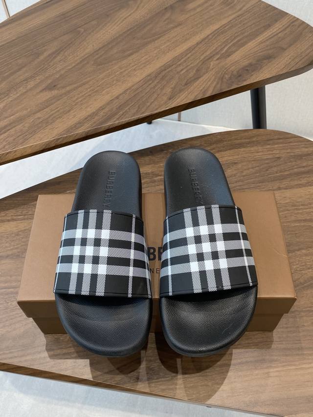 Burberry 巴宝莉拖鞋 纯原 夏季新款经典格纹拖鞋Vintage 复古格纹拖鞋， 流线型鞋垫缔造舒适穿着体验 侧面饰有 Burberry 立体字母徽标 B