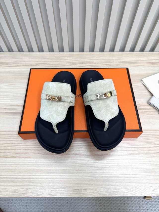 情侣款 二舅夹趾拖 Hermes 爱马仕春夏凉拖系列！ 经典款型 一直都很火爆的二舅拖鞋- 凉鞋,随意各种搭配都很棒！！！ 鞋面：进口混种羊皮.磨砂皮 内里：进
