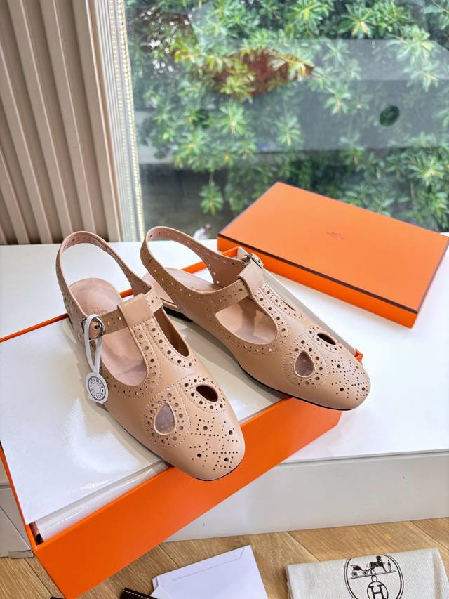 顶级品质G203所见即所得顶级品质Hermes爱马仕春夏最新Kelly扣时装鞋滚边凉鞋经典的版型 搭配极具辨识度的马家五金扣 上脚超级百搭好看时髦 超多明星网红