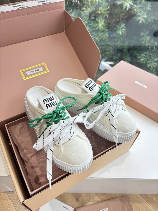G588主打一个出货快 代购级别正确材质 所见即所得独家首发Miumiu缪缪时装周Miu Miu 2025春夏系列秀场这双运动鞋引起关注，Miu Miu 与 N