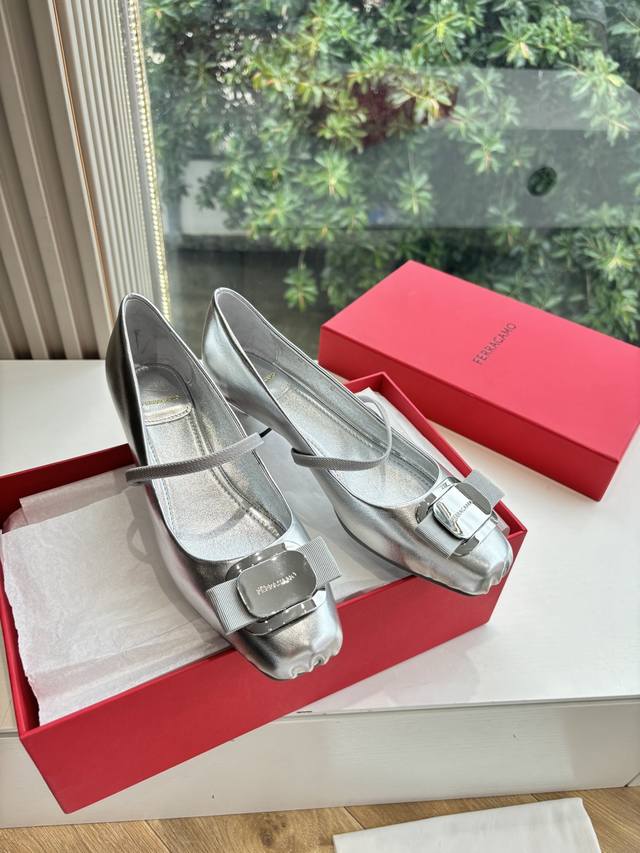 所见即所得G588代购级 原版一比一复刻顶级Ferragamo菲拉格慕女士新版Vara铭牌芭蕾舞平底鞋上脚果然更惊艳~蝴蝶结，集美感与于一体的平底鞋，非常百搭，