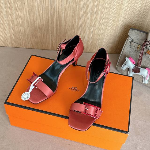 7Cm 组图 新配色出厂价P Hermes 爱马仕 Judy 70高跟凉鞋 时尚又百搭 搭配Hapi鞋扣 超级舒服 每个细节都做到极致 搭配同色调标志性纯鞋扣