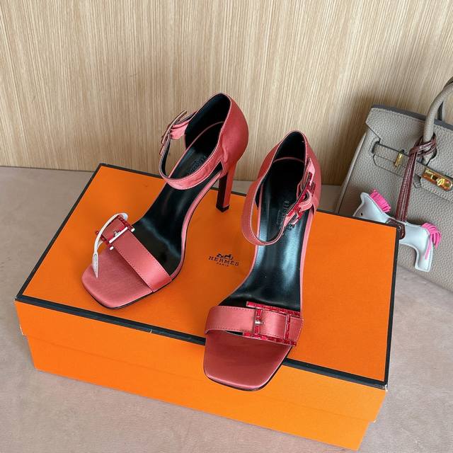 10.5Cm 组图 新配色出厂价P Hermes 爱马仕 Judy 105高跟凉鞋 时尚又百搭 搭配Hapi鞋扣 超级舒服 每个细节都做到极致 搭配同色调标志性