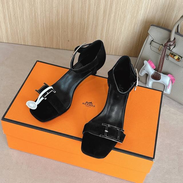 4.5Cm 组图 新配色出厂价P Hermes 爱马仕 Judy 105高跟凉鞋 时尚又百搭 搭配Hapi鞋扣 超级舒服 每个细节都做到极致 搭配同色调标志性纯