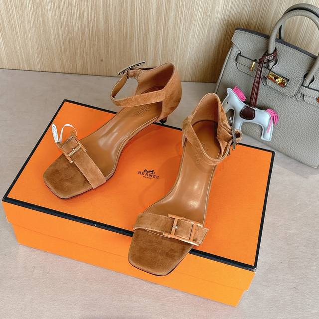 4.5Cm 组图 新配色出厂价P Hermes 爱马仕 Judy 40高跟凉鞋 时尚又百搭 搭配Hapi鞋扣 超级舒服 每个细节都做到极致 搭配同色调标志性纯鞋