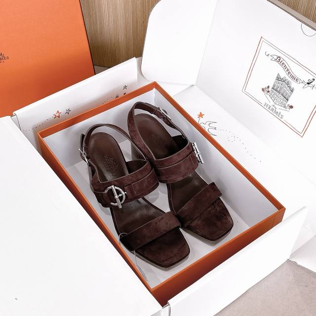 加最新飞机盒20 Hermes Keen 90凉鞋系列 时尚又百搭 超级舒服 每个细节都做到极致 面料牛皮 内里混种羊皮 独家开发五金鞋扣 跟高：9Cm 大底：