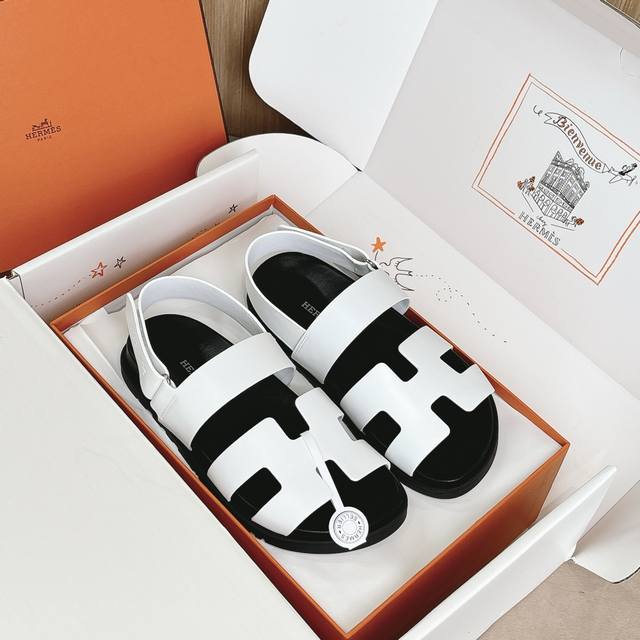 加最新飞机盒20 Hermes Genius 凉鞋系列 时尚又百搭 超级舒服 每个细节都做到极致 面料牛皮 内里混种羊皮 独家开发五金鞋扣 大底：原版私模Eva