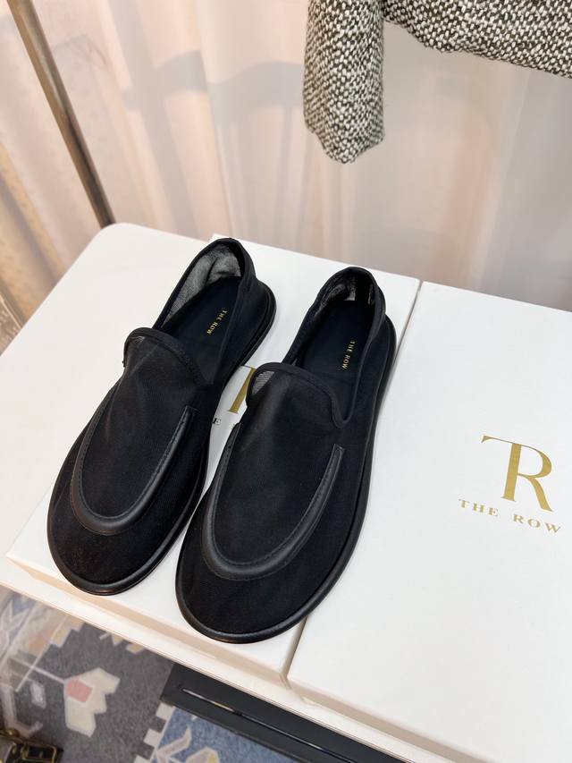The Row2025新品经典春夏网乐福鞋 极简主义的设计风格 上脚超级显瘦又舒适 日常随心搭配裙子 裤子 都无敌好看！ 鞋面采用进口网纱 内里垫脚混种羊皮 意