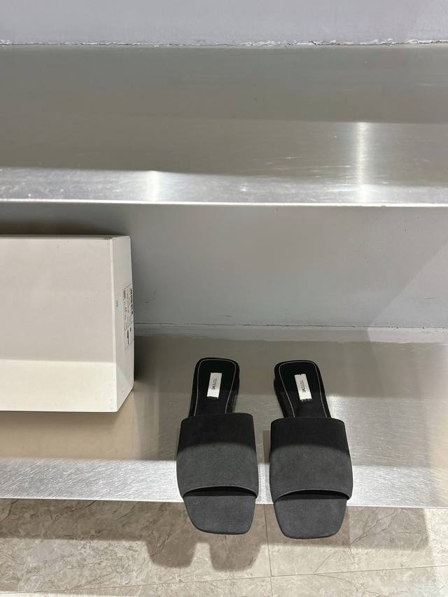 Toteme 25Ss 新品一片式平底拖鞋 软软糯糯 美出新高度 个性又不失优雅 搭配羊皮鞋底 复古与时尚融合 无论是裙装还是裤装 轻松适配 为穿搭注入高级时髦
