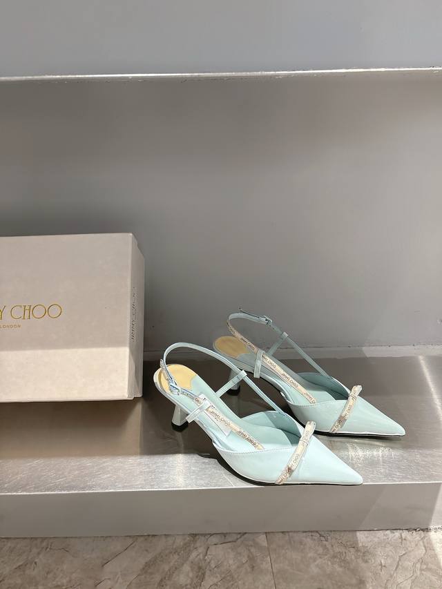 Jimmycho* 新款小猫跟高跟鞋拖鞋 是品牌经典款式之一，完美融合了优雅与舒适，既保留了高跟鞋的精致感，又因低矮的鞋跟提升了日常实穿性，简直就是小仙女宝宝们