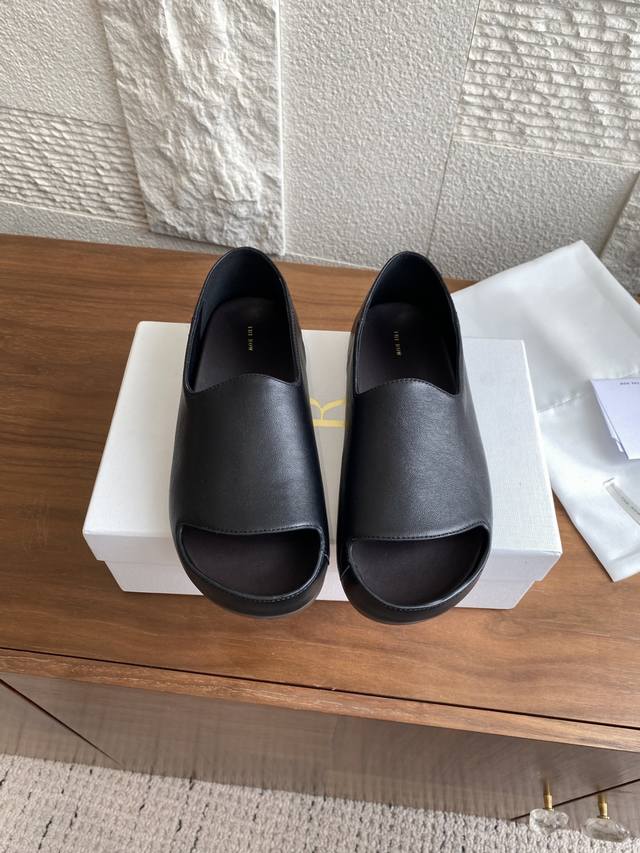 顶级版本: The Row 25Ss 春夏新款 鱼嘴 后包 凉鞋 Therow 永不过时的简约高级感，复古鱼嘴的设计呈现出来的楦头鞋型漂亮装脚站得稳美貌和实用并
