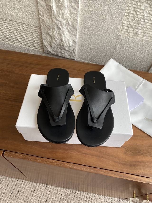 顶级版本: 莞货 The Row 25Ss 夏季新品 人字拖 夹趾 沙滩 平底鞋 这款特点在于鞋面用料胎牛皮，柔软舒适！ 鞋楦是经过N+1次调试出来的，现在呈现