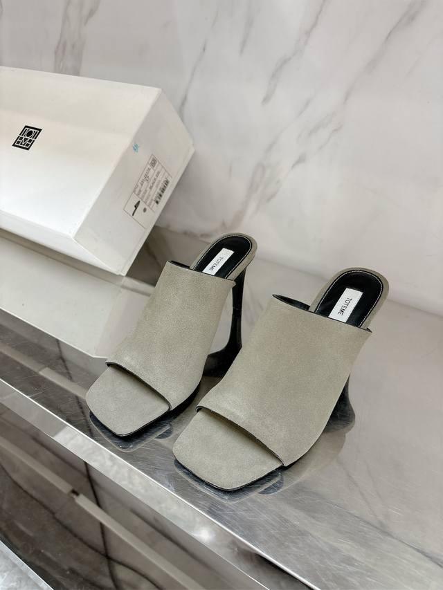 Toteme 2025新款极简风宝藏拖鞋有一种极简，叫做Toteme简单利落的线条，整体看上去超级高级，时髦感一下子就拉满对版高丝光羊京面料，羊皮内里，意大利进