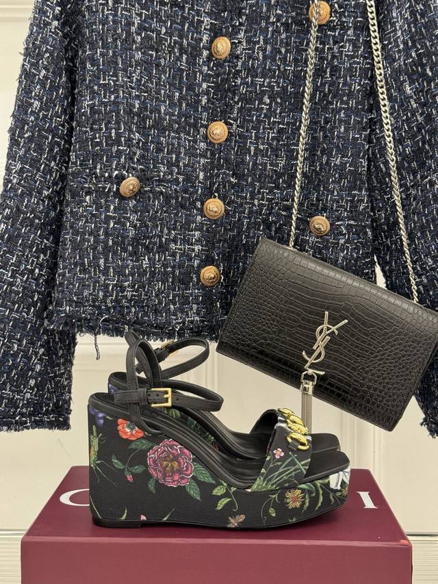 厂价 Gucci 古驰25Ss花卉印花马衔扣 坡跟凉鞋 它将经典马衔扣与绚烂花卉印花融合 马衔扣闪耀质感亮相 彰显品牌深厚底蕴； 花卉印花则如艺术画作般细腻 每