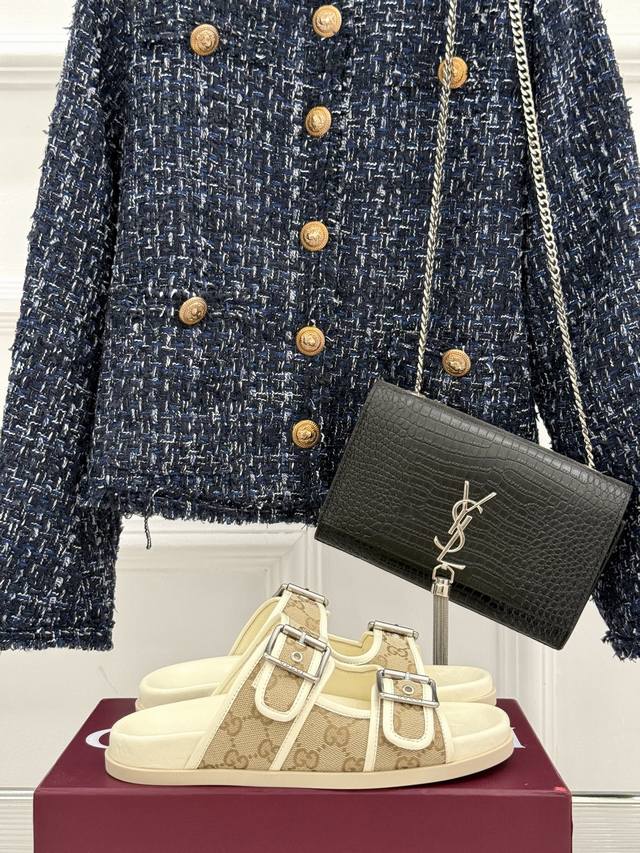 厂价 Gucci 古驰经25Wf春夏新品 双G扣沙滩魔术贴拖鞋 夏天必备懒人福音鞋 谁穿谁美！ 很轻盈上脚意外的舒适 还不挑脚型 简约的魔术贴设计很耐看 可调节