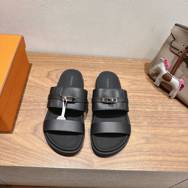 Hermes... A Eclair拖鞋 2025新品+爆款系列 鞋底轻盈，有一定厚度增高显腿长！透体透气 舒适的科技面料！ 春夏拼色兼具颜值舒适度的单品！ 渠