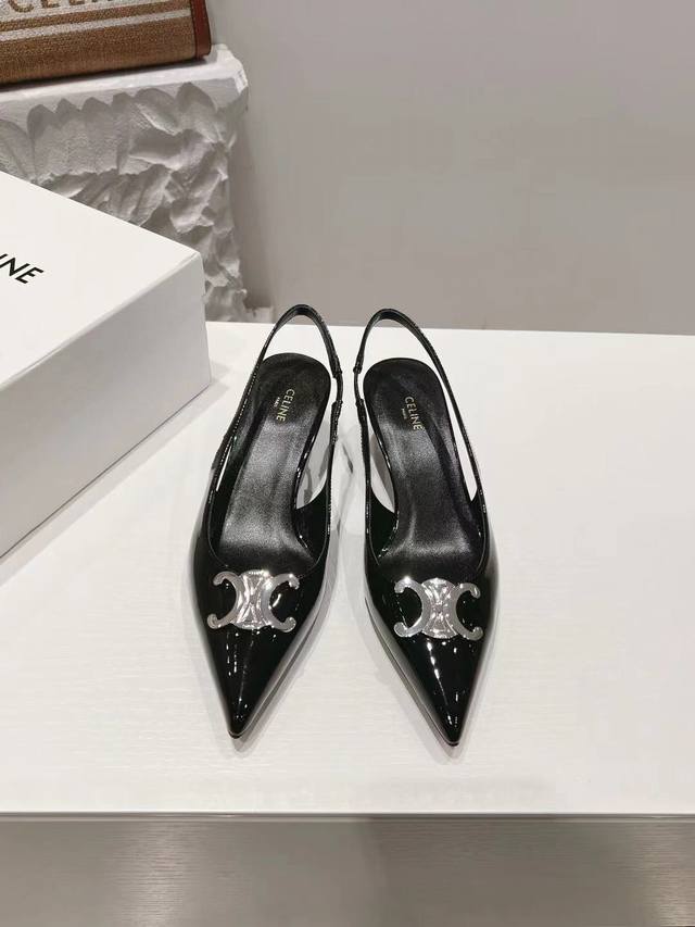 Celine 23 冬季银色凯旋门系列！思琳新款银色尖头高跟鞋 矮跟凯旋门鞋稀有的银色系列 好精致呀银色的凯旋门很低调黑色绝了，搭配小裙子牛仔裤都很不戳 你可以